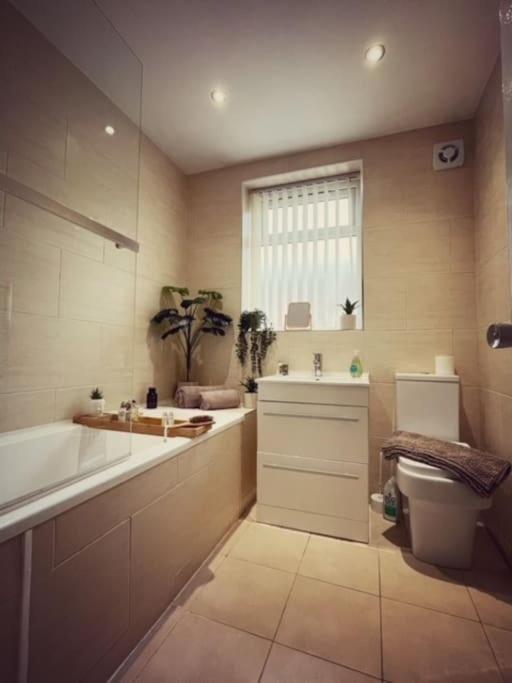 5 Bedroom, Sleeps 9 - Base To Explore Liverpool And Beyond Exterior photo