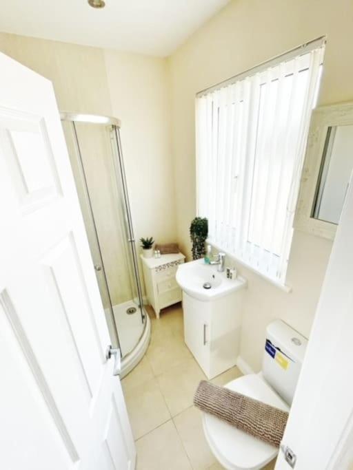 5 Bedroom, Sleeps 9 - Base To Explore Liverpool And Beyond Exterior photo