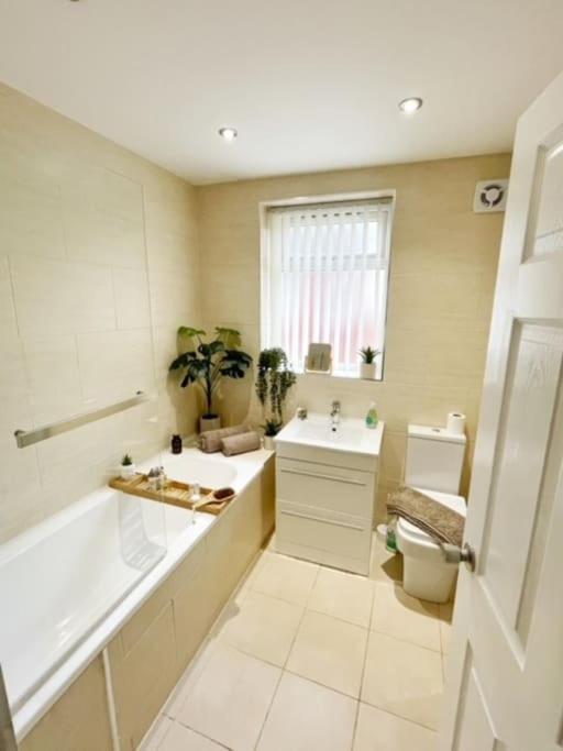 5 Bedroom, Sleeps 9 - Base To Explore Liverpool And Beyond Exterior photo